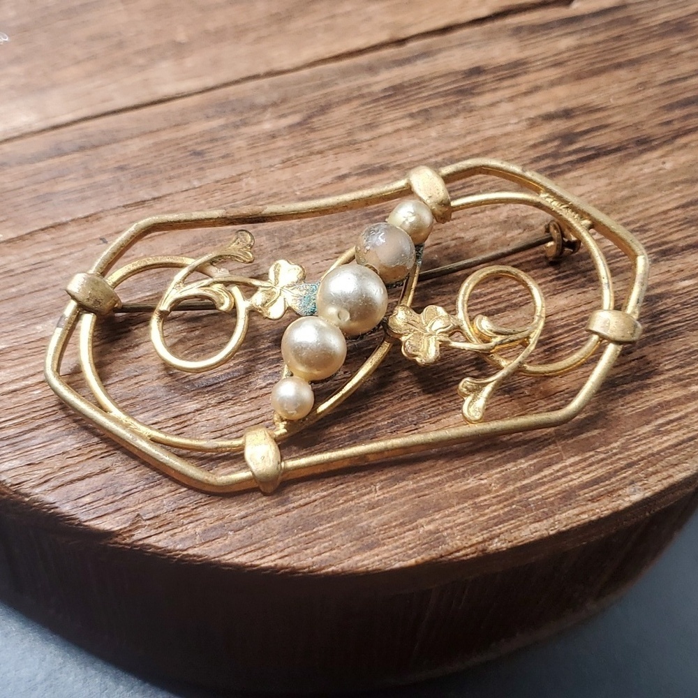 B807 vintage 1940s pearl pin into the garden brooch